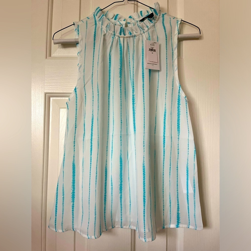Banana Republic sleeveless blouse with button in back size 0, NWT